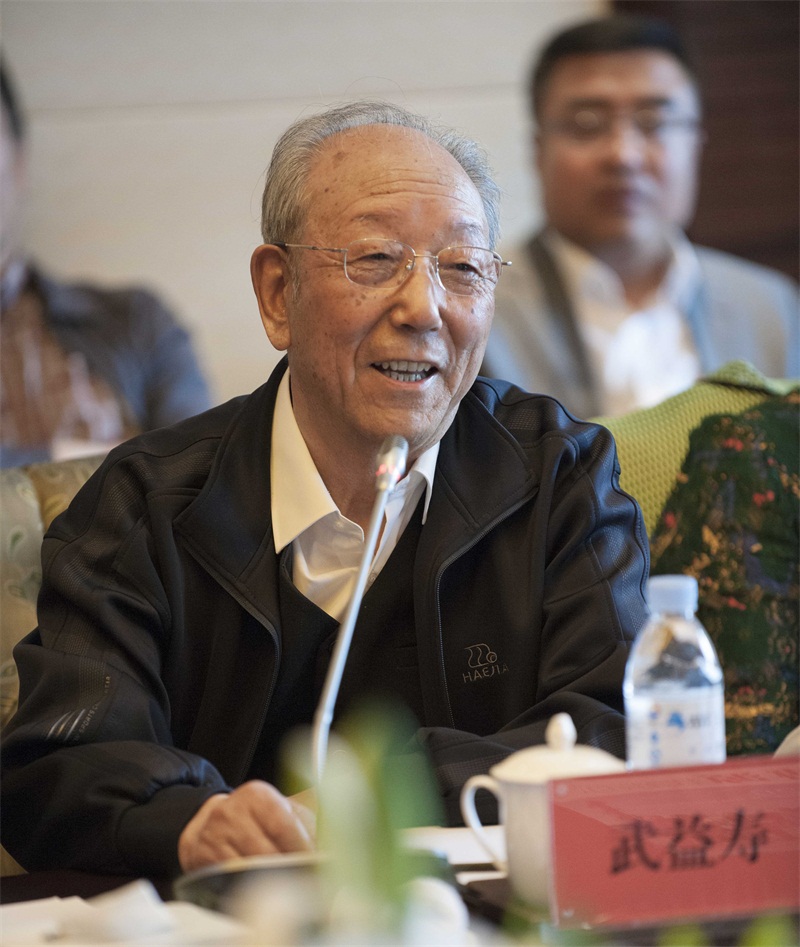 原伊盟經(jīng)委主任武益壽在會(huì)上講話