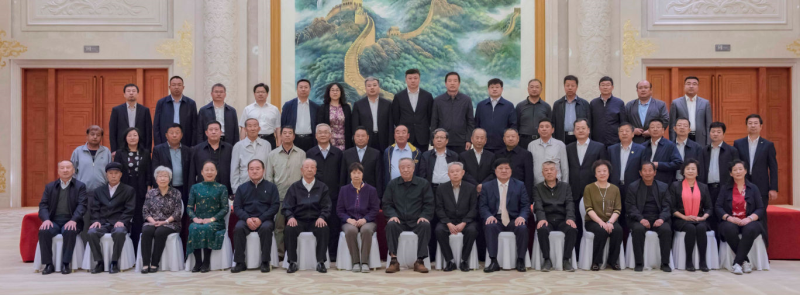 座談會(huì)在久別重逢的喜悅中結(jié)束了，大家拍照合影，回望過去走過的青蔥歲月，留下新的美好記憶。
