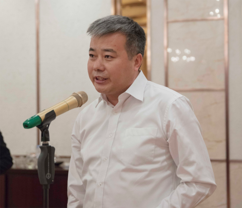 博源集團(tuán)副董事長(zhǎng)宋為兔代表博源集團(tuán)的新一代創(chuàng)業(yè)者致敬伊盟天然堿產(chǎn)業(yè)的開拓者