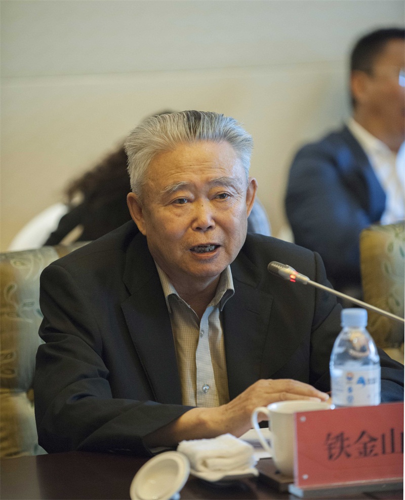 原伊化化學(xué)公司董事長(zhǎng)鐵金山在座談中發(fā)言