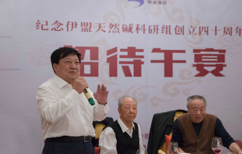 戴連榮主席躬身為李武和老一輩天然堿創(chuàng)業(yè)者獻(xiàn)上感恩的美酒和動(dòng)人心弦的歌曲。他說：“博源就是你們的家，你們來到這里就是回家。希望以后天然堿創(chuàng)業(yè)者們都能夠多聯(lián)絡(luò)感情，享受生活。我們將繼續(xù)用‘堿湖精神’為博源的管理者們指引方向，給他們發(fā)展的平臺(tái)和機(jī)會(huì)，將天然堿事業(yè)、將博源的事業(yè)做大做強(qiáng)。”大家輕聲跟著合唱祝福的歌曲，在音樂聲中重續(xù)當(dāng)年的情誼，在歡笑聲中盡情感受崢嶸歲月中留下的寶貴精神財(cái)富。