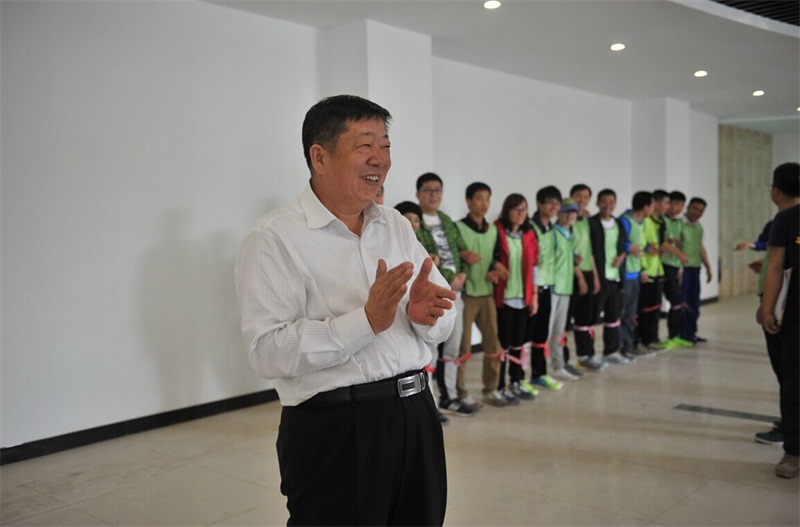 李培成書記為這次活動致辭。他說，本次活動旨在充分發(fā)揮集團(tuán)黨工團(tuán)群青的服務(wù)作用，組織員工喜聞樂見的文體活動，希望能夠通過這樣的活動來緩解緊張的工作壓力，營造輕松愉悅的工作氛圍，同時也希望加強(qiáng)集團(tuán)所屬企業(yè)間的聯(lián)系、增強(qiáng)員企業(yè)員工的凝聚力。他說參與這類年輕人的活動，感覺自己也變年輕了，渾身都充滿了活力。